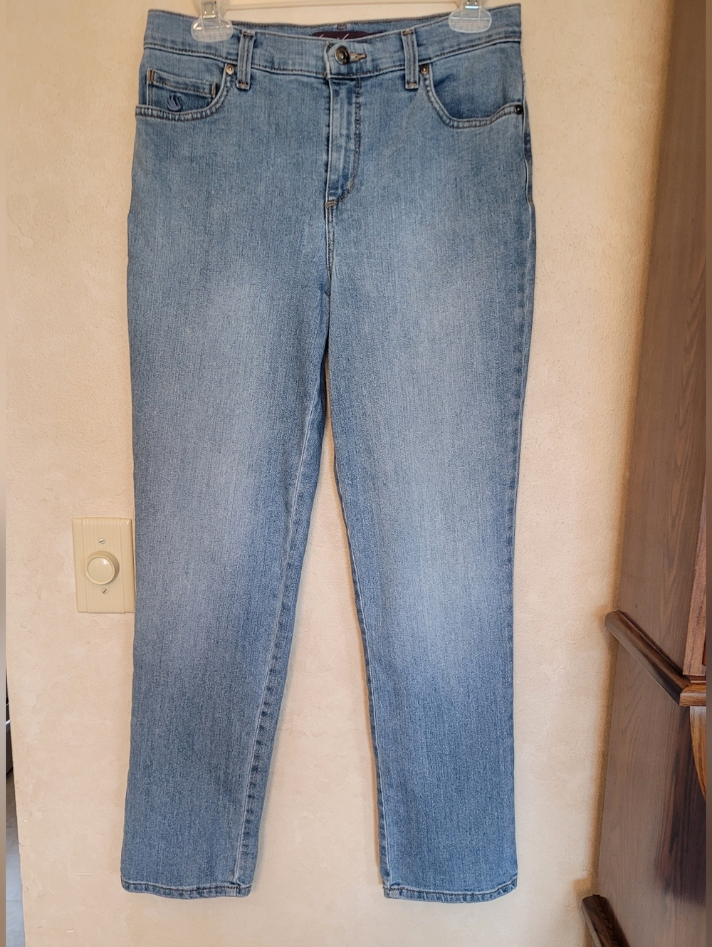 Classic Straight Leg Mid-Rise  Women’s Jeans Gloria Vanderbilt Amanda 6
